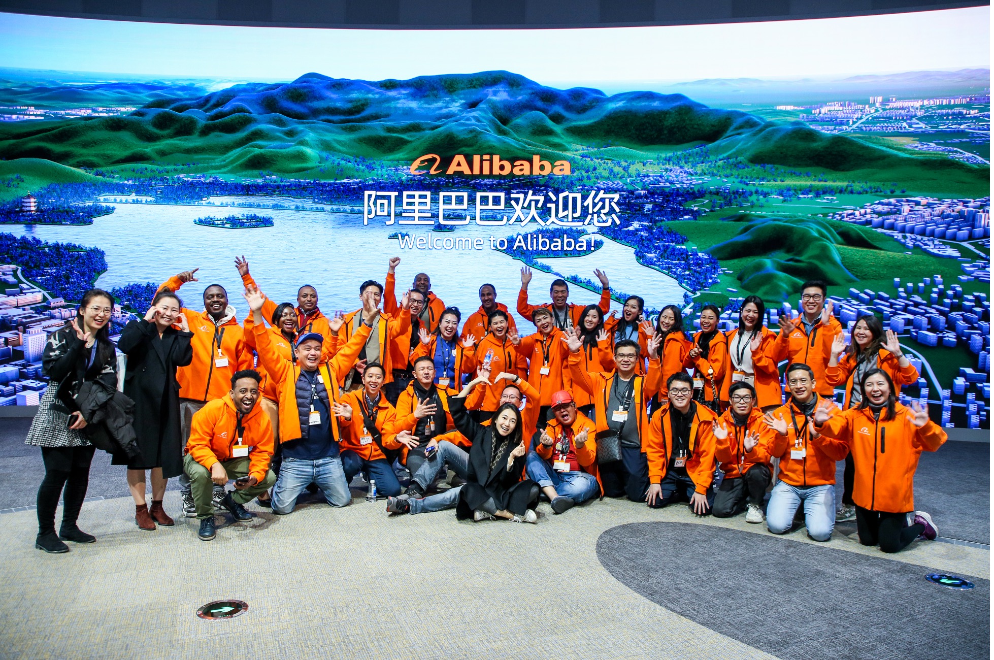 Entrepreneurs Travel to Hangzhou to Bridge Online Teachings with Real-world Experiences